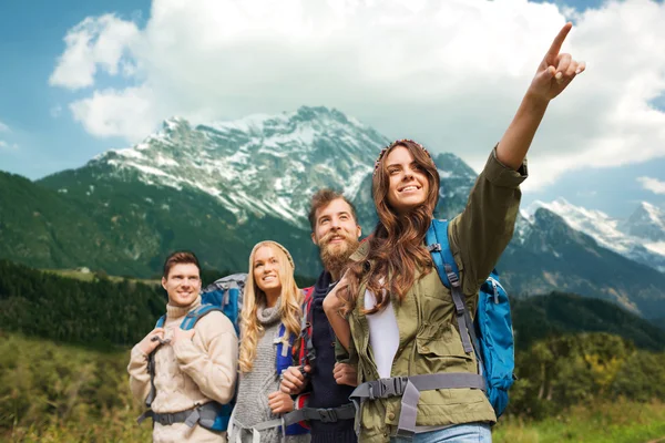 Grupo de amigos sonrientes con mochilas senderismo — Foto de Stock