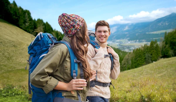 Sonriente pareja con mochilas senderismo —  Fotos de Stock