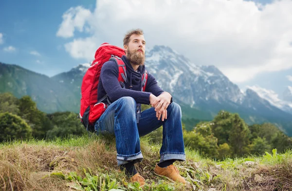 ハイキングのバックパックを持つ男 — ストック写真