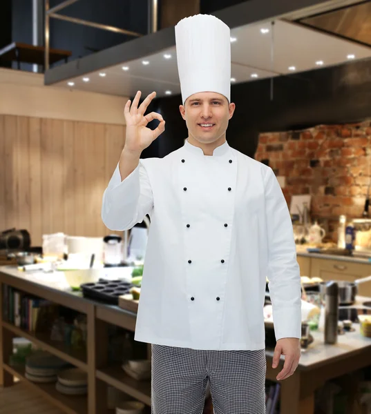 Cocinero varón feliz mostrando signo ok — Foto de Stock