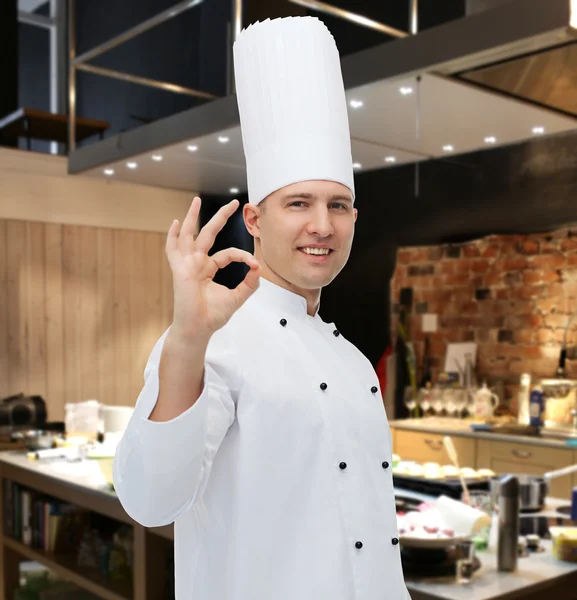 Gelukkig mannelijke chef kok weergegeven: ok teken — Stockfoto