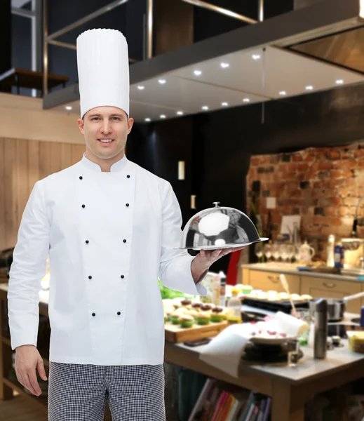 Cocinero macho feliz celebración cloche — Foto de Stock