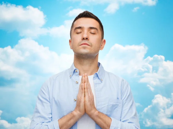 Homem feliz orando — Fotografia de Stock
