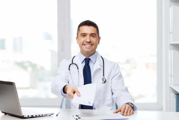 Médico feliz com prescrição e laptop — Fotografia de Stock