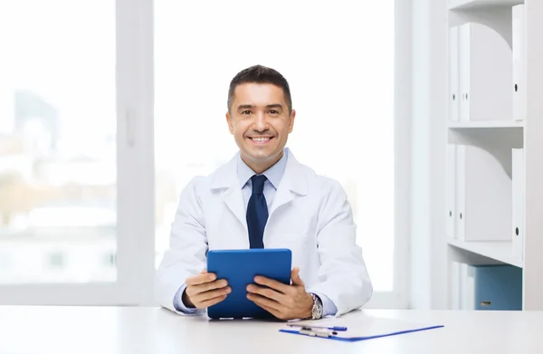 Smilende mandlig læge i hvid frakke med tablet pc - Stock-foto