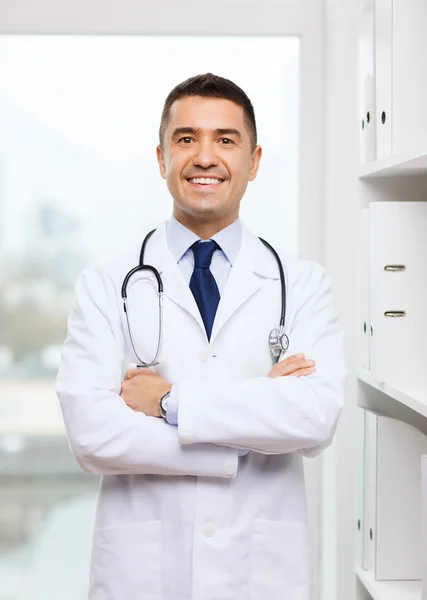 Leende läkare i vit rock på läkarmottagning — Stockfoto