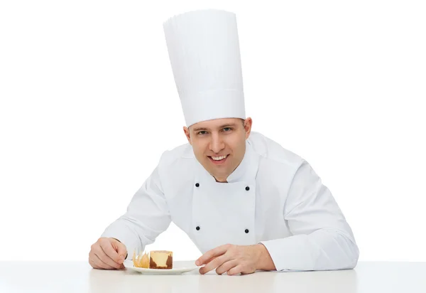 Cozinheiro chef masculino feliz com sobremesa — Fotografia de Stock