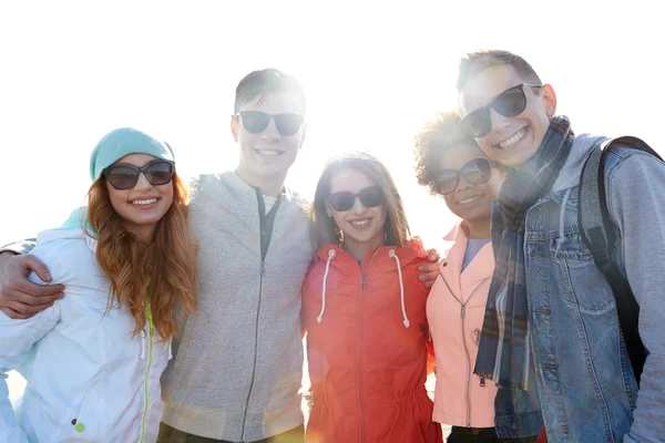 Amigos adolescentes felices en tonos abrazándose en la calle — Foto de Stock