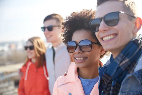 Happy dospívající přátelé v odstínech objímání na ulici — Stock fotografie