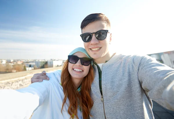 Feliz casal adolescente tomando selfie na rua da cidade — Fotografia de Stock