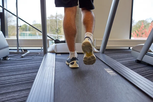 Nahaufnahme von Männerbeinen beim Laufen auf dem Laufband im Fitnessstudio — Stockfoto