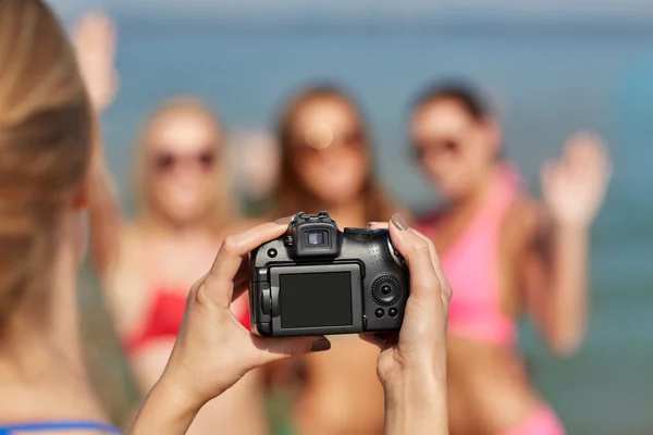 Close up de mulheres sorridentes fotografando na praia — Fotografia de Stock