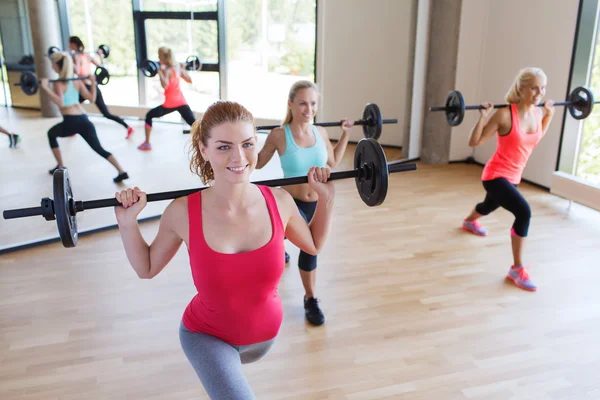 Gruppe von Frauen, die mit Barren in der Turnhalle trainieren — Stockfoto