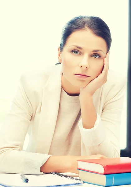 Femme ennuyée et fatiguée behid la table — Photo