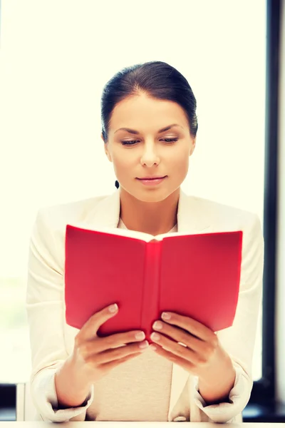 Ruhige und ernsthafte Frau mit Buch — Stockfoto