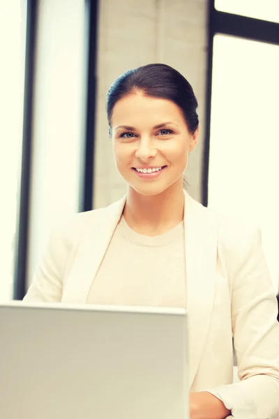 Mujer feliz con ordenador portátil — Foto de Stock