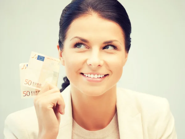 Härlig kvinna med euro i kontanter — Stockfoto