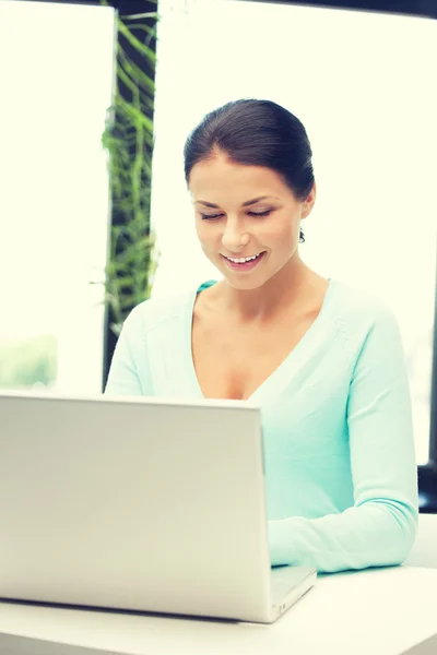 Mulher feliz com computador portátil — Fotografia de Stock