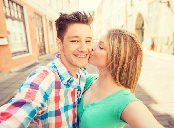 Casal sorridente com smartphone na cidade — Fotografia de Stock