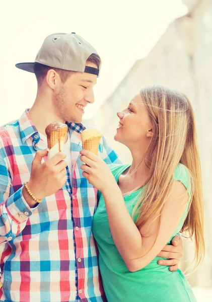 Coppia sorridente con gelato in città — Foto Stock