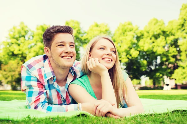 Usmívající se pár v parku — Stock fotografie