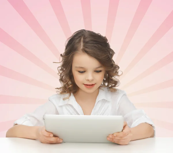 Menina segurando e olhando para tablet pc computador — Fotografia de Stock