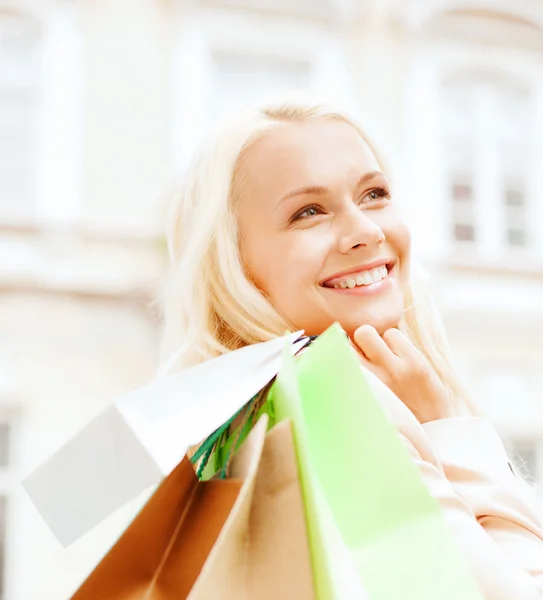 Frau mit Einkaufstaschen in der Hand — Stockfoto