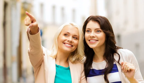 Mädchen mit Einkaufstüten in der Hand — Stockfoto