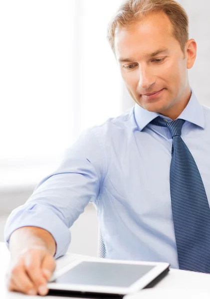 Homme d'affaires avec tablette PC et café au bureau — Photo