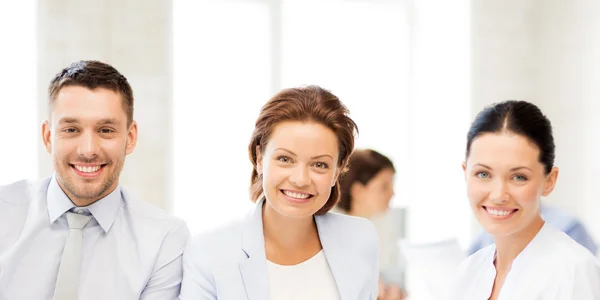 Verksamhet team diskutera något i office — Stockfoto