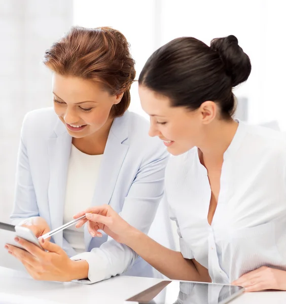 Geschäftsteam arbeitet im Büro mit Tablet-PC — Stockfoto