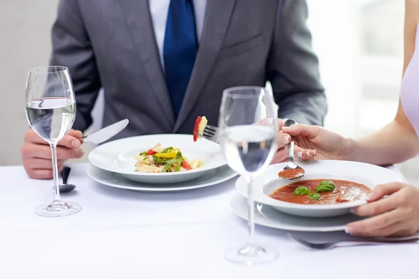 Close up of couple eating appetizers at restaurant — Stock Photo, Image