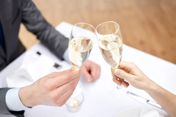 Casal com copos de champanhe no restaurante — Fotografia de Stock