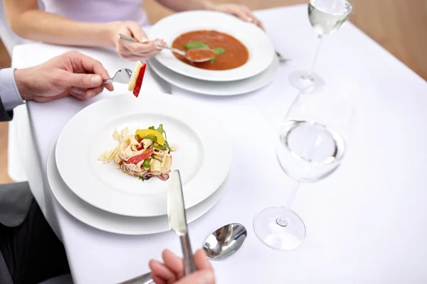Primo piano di coppia mangiare antipasti al ristorante — Foto Stock