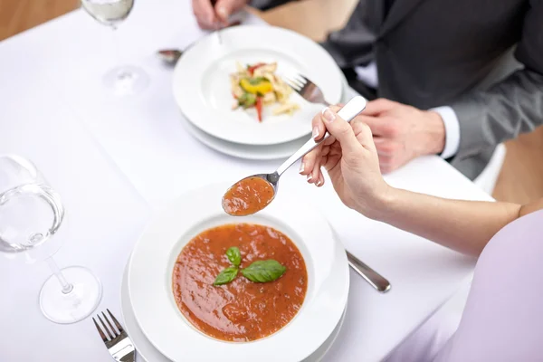 Primer plano de pareja comiendo aperitivos en el restaurante — Foto de Stock