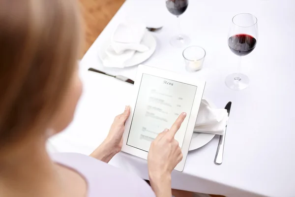 Primer plano de la mujer con la tableta PC en el restaurante — Foto de Stock