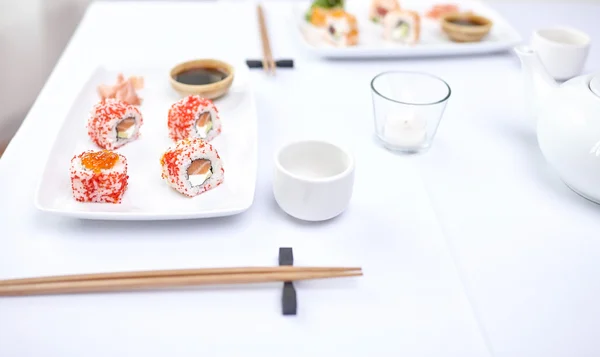 Primer plano de la mujer comiendo sushi en el restaurante —  Fotos de Stock