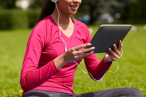 Close-up van lachende vrouw met tablet pc buitenshuis — Stockfoto