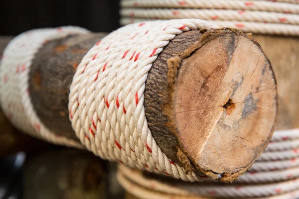 Houten balken omwikkeld met touw — Stockfoto