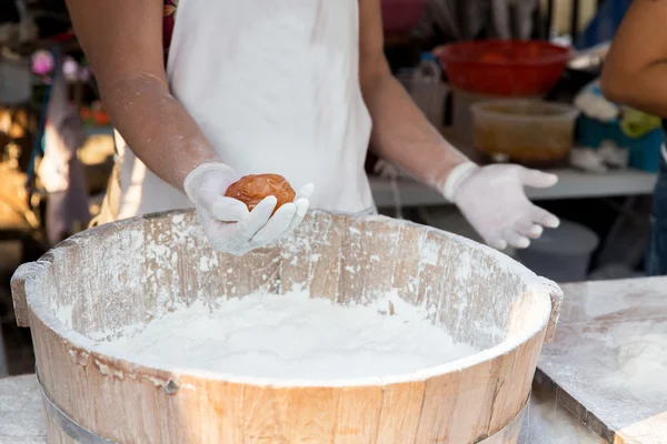 Primer plano de las manos de cocinero con albóndigas y harina — Foto de Stock
