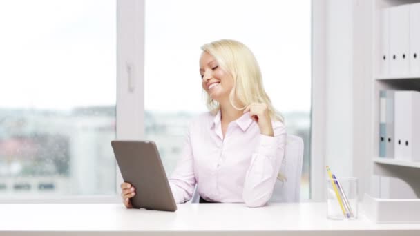 Smiling businesswoman or student with tablet pc — Stock Video