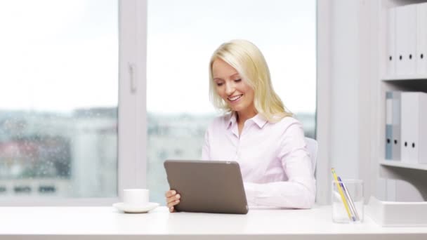 Segretaria donna sorridente con tablet pc e caffè — Video Stock