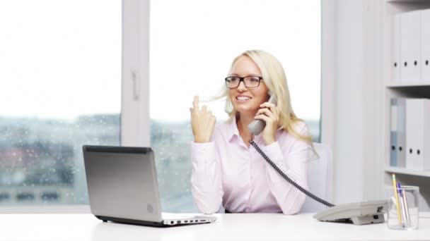 Glimlachende zakenvrouw met laptop bellen op telefoon — Stockvideo