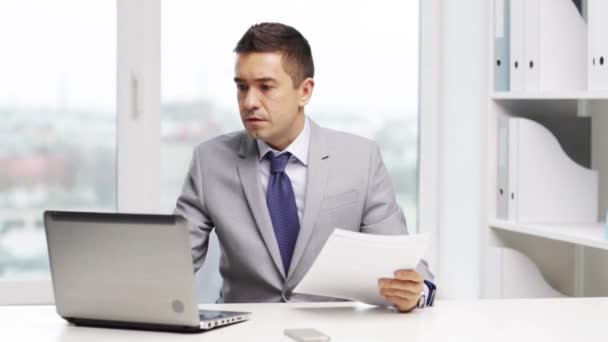 Businessman with laptop and papers — Stock Video