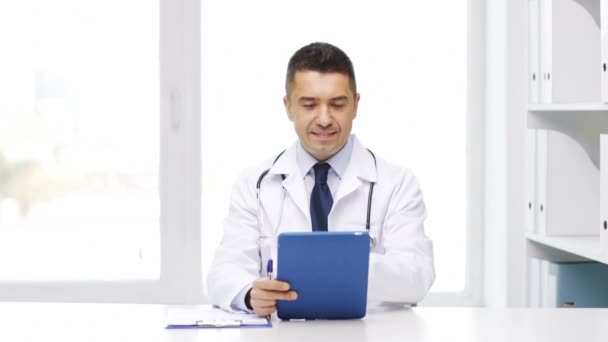 Лікар з планшетним ПК і буфер обміну в лікарні — стокове відео