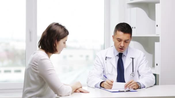 Doctor and young woman meeting at hospital — Stock Video