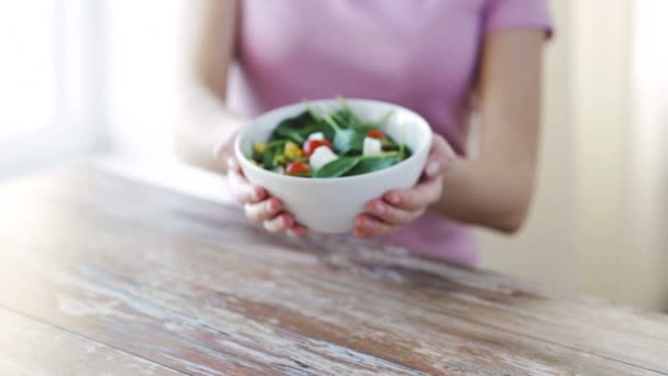 Close up de mãos de mulher jovem mostrando tigela de salada — Vídeo de Stock