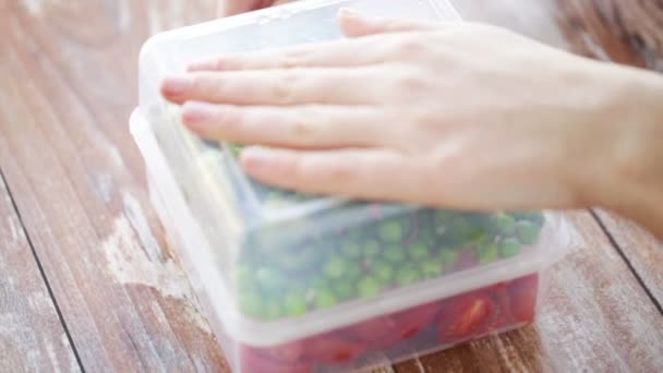 Gros plan de la boîte d'ouverture femme avec légumes — Video