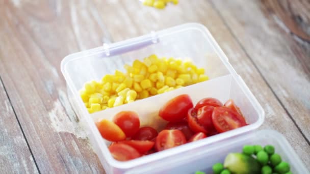 Close up van vrouw eten van groenten uit container — Stockvideo