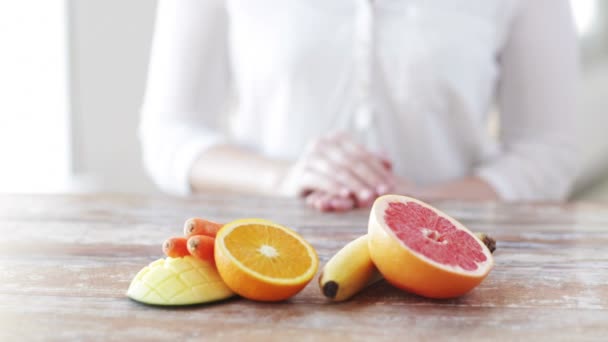 Primo piano di mani di donna con succo e frutta — Video Stock